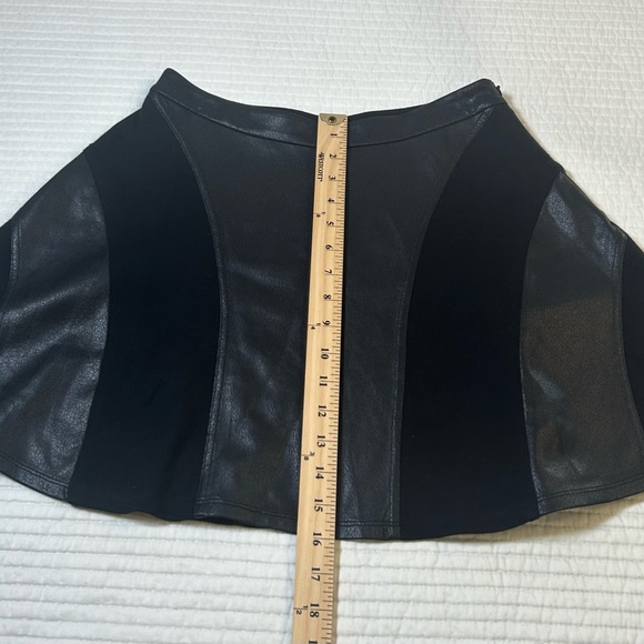 Jessica Simpson Faux Leather/Suede Black Mini Skirt. Size M. Mobwife. Grunge. - Picture 5 of 6